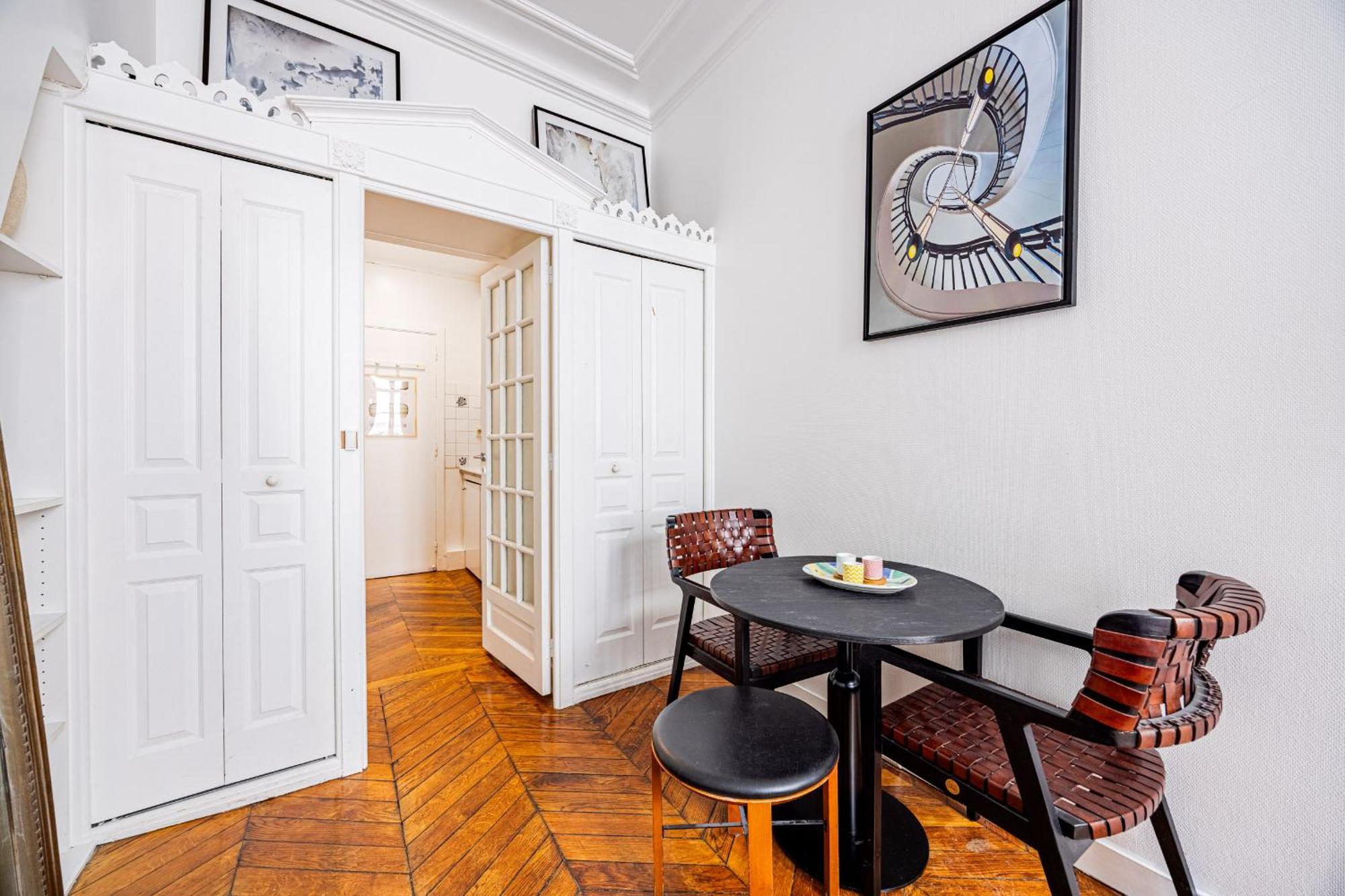 Apartment Luminous Oasis Steps From The Louvre *